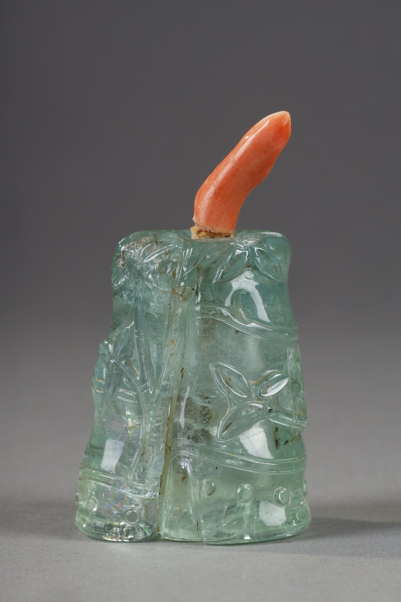Snuff bottle in aquamarine carved in the form of two bamboo joined with their leaves
China 19th century v RESERVED